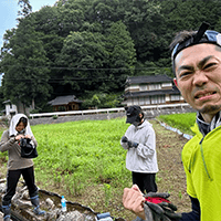 今日も朝6時から田んぼの雑草取り❗️高梁城南高校のコンビも参戦❗️